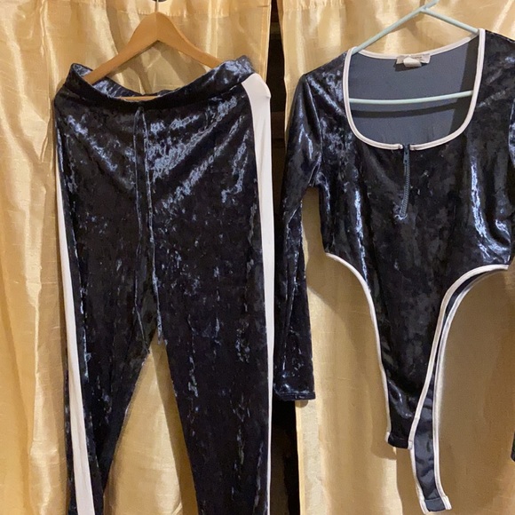 Velvet two piece suite - Picture 2 of 2